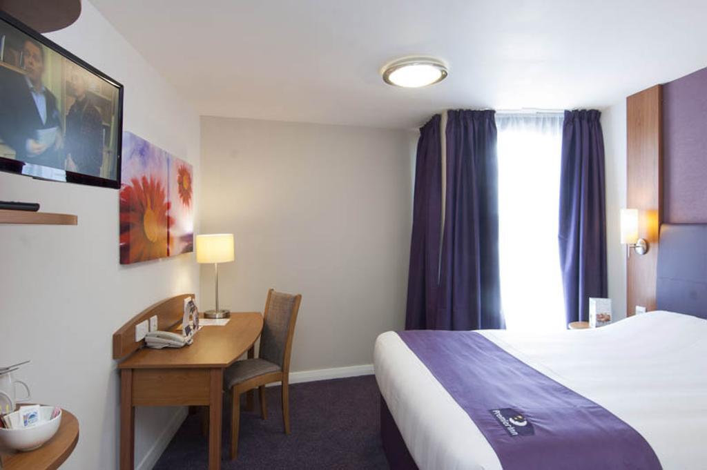 Premier Inn Reading Central Room photo