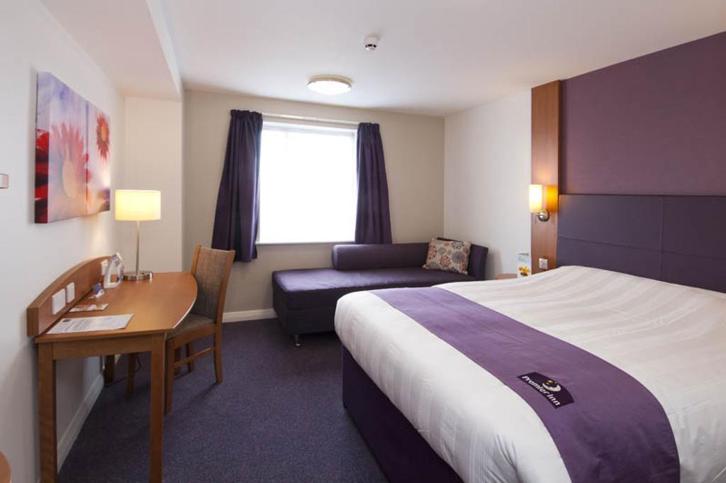 Premier Inn Reading Central Exterior photo