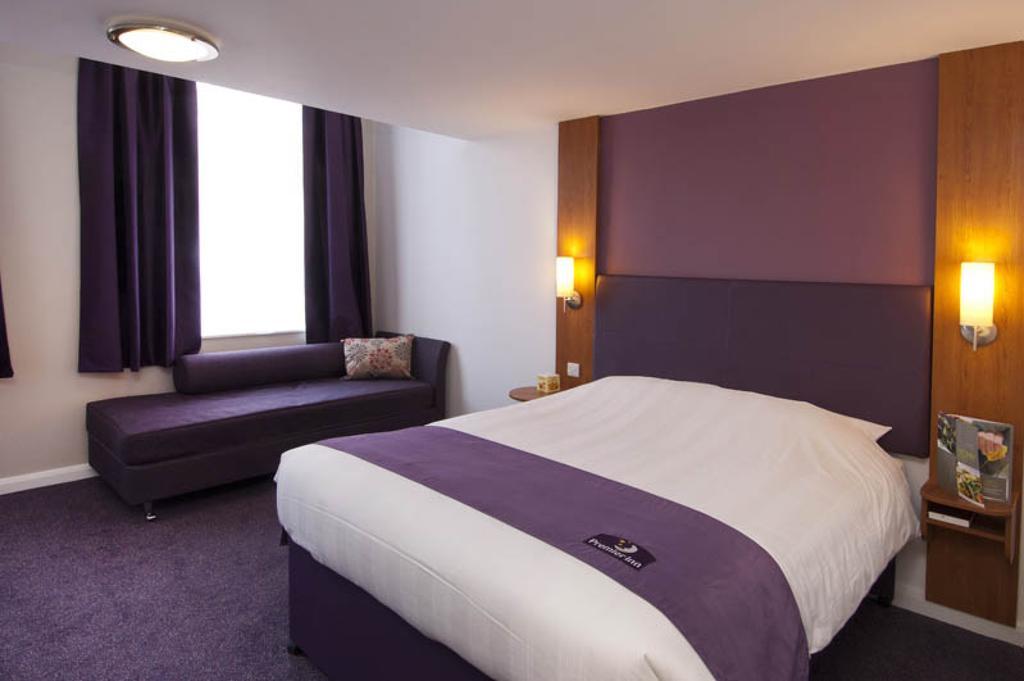 Premier Inn Reading Central Exterior photo