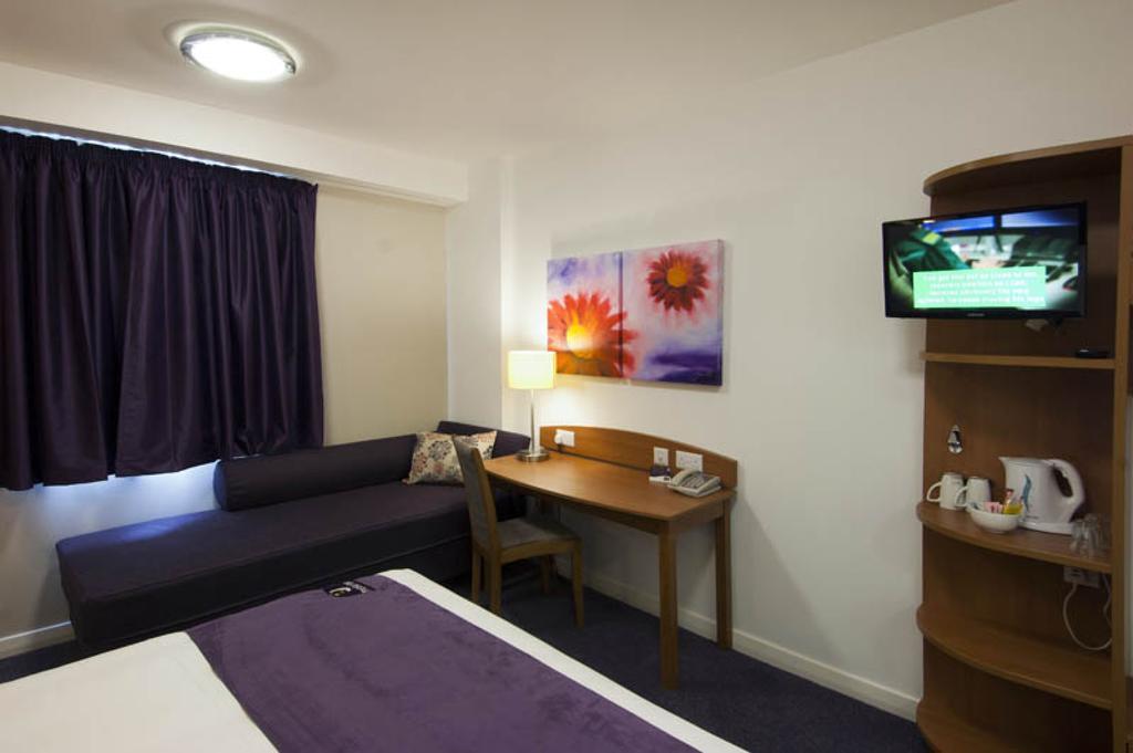 Premier Inn Reading Central Exterior photo