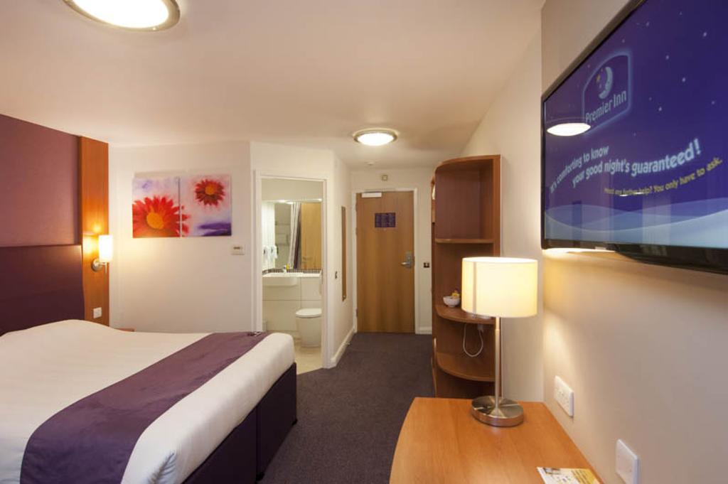 Premier Inn Reading Central Exterior photo