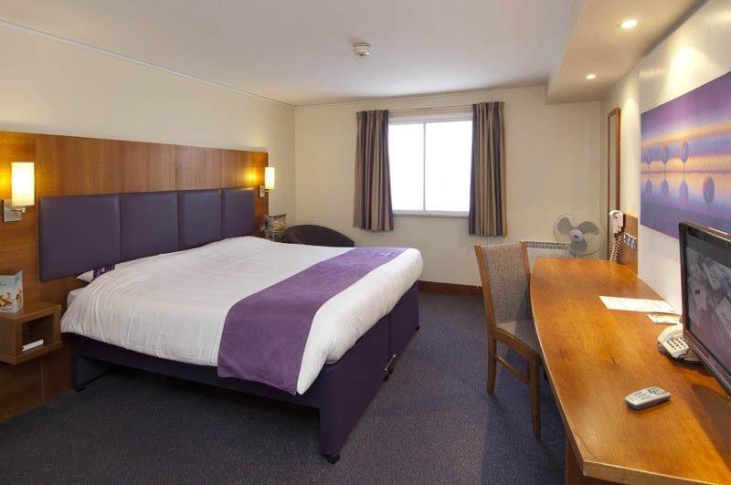 Premier Inn Reading Central Exterior photo